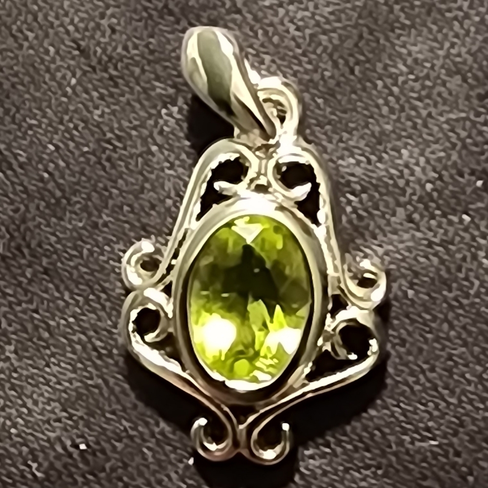 S925 Peridot filigree chandelier pendant set in silver faceted oval-cut gem NEW!